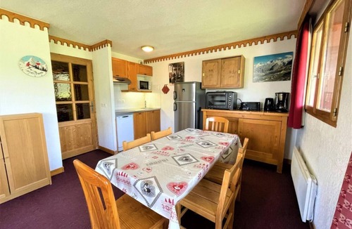 Les Menuires Apartment | 150m from shops, 1st floor, balcony, tv, ski locker, 46m², Les Menuires