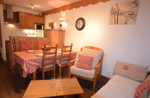 Les Menuires Apartment | 150m from shops, 2nd floor, balcony, tv, ski locker, 35m², Les Menuires