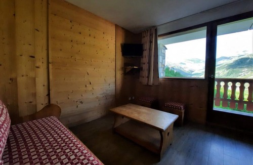 Les Menuires Apartment | 150m from shops, floor -1, balcony, tv, ski locker, 47m², Les Menuires