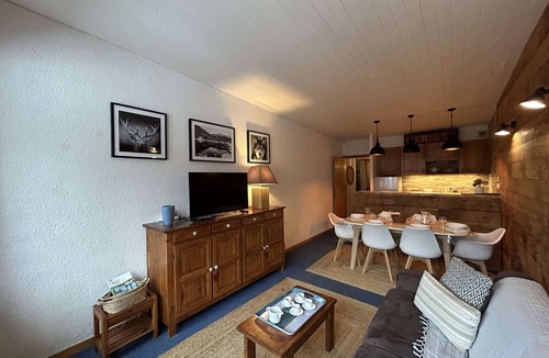 Meribel Apartment | 2-Room Apartment, Cabin, Balcony, Near Slopes, 6 Pers