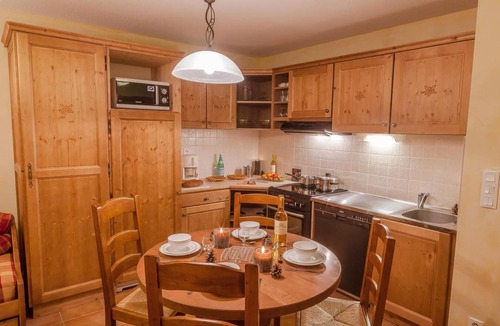 Lanslevillard Apartment | 200m from resort center, fitness, swimming pool, sauna, hammam, balcony, tv, ski locker, 35m²