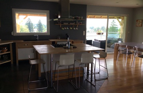 Hautecour Cabin | 220 m² house, sleeps 8–10. With private grounds and a terrace overlooking the lake and spa