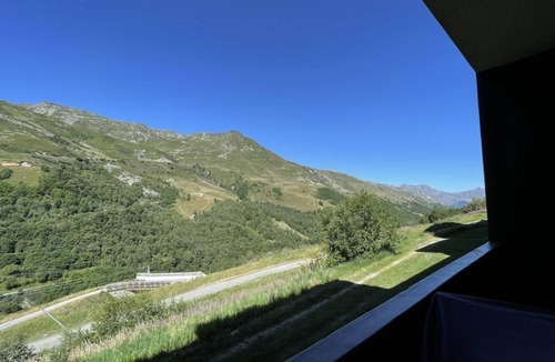 Les Menuires Apartment | 300m from shops, 1st floor, balcony, tv, ski locker, 31m², Les Menuires