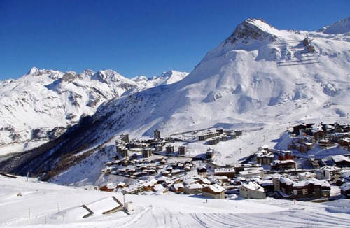 Le Lavachet Apartment | 50m from resort center, 2nd floor, balcony, fireplace or stove, tv, ski locker, 55m², Tignes