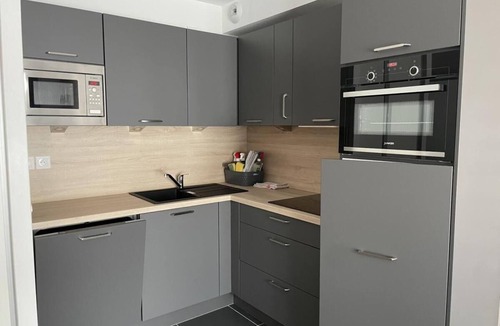 Eaux-Bonnes Apartment | 80m from resort center, Ground floor, view ski slopes, swimming pool, balcony, tv, ski locker, 52m²