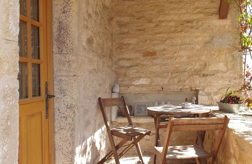 Saint-Ythaire House | A small winemaker's cottage in a quiet setting in the heart of the Cluny countryside,