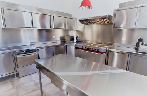 Beaufort House | Accessible Gîte for 15 Guests, 2-Star Rated, Fully Equipped, Parking, Near Nature.