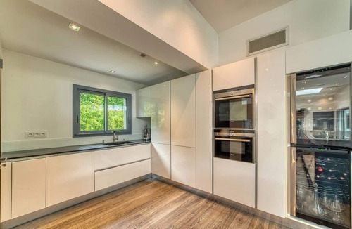 Montanay House | air-conditioned architect-designed house with a pool