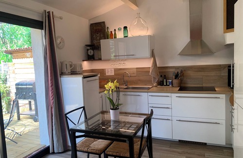 Ventabren Apartment | Air-conditioned flat garden & SPA + private parking countryside calm, bright.