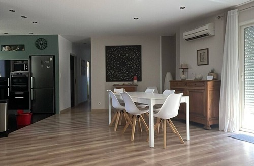 Bernac House | Air-conditioned single-storey house with 3 bedrooms and swimming pool