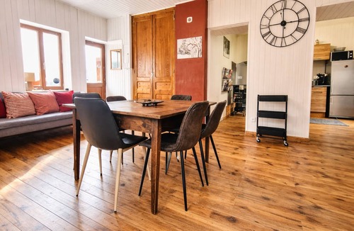 Thoiry House | Alpine family home - 8 people- Walled garden - Mountain view - Massif des Bauges