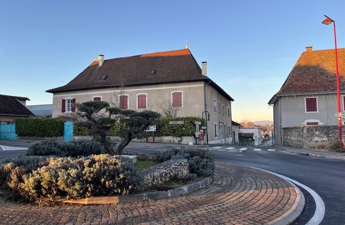 Les Abrets en Dauphine Apartment | Apartment 'La Maison Du Tisserand Pa' with Wi-Fi and Air Conditioning