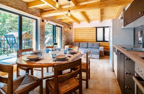 La Perriere Apartment | Apartment 'Agréable Chalet 3 Étoiles 3' with Mountain View, Wi-Fi and Air Conditioning