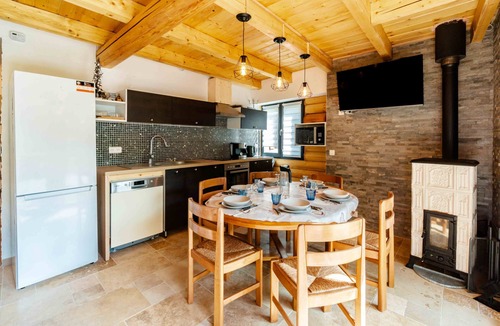 La Perriere Apartment | Apartment 'Agréable Chalet 3 Étoiles 3' with Mountain View, Wi-Fi and Air Conditioning