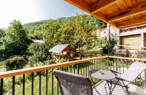 La Perriere Apartment | Apartment 'Agréable Chalet 3 Étoiles 3' with Mountain View, Wi-Fi and Air Conditioning