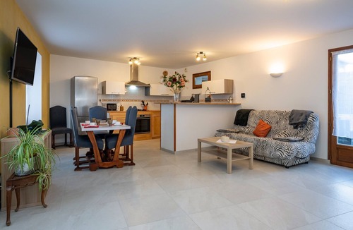 Brezins House | Apartment 'Chez Lulu' in Brézins, 7 guests, 2 bedrooms