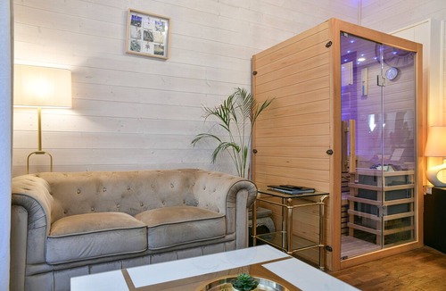 Chambery Apartment | Apartment 'Glamour Jacuzzi Privé Chambéry' with Wi-Fi