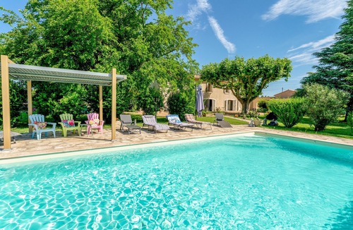 Plan-d'Orgon Apartment | Apartment 'La Miougrano' with Shared Terrace, Shared Garden and Wi-Fi