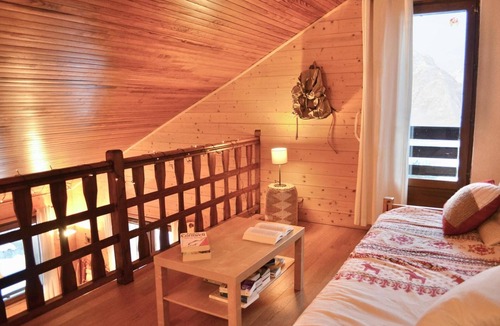 Villard-Reculas Apartment | Apartment 'Les Cabrettes - Confort' with Mountain View and Balcony
