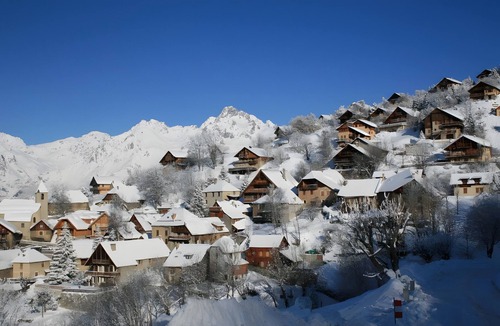Villard-Reculas Apartment | Apartment 'Les Cabrettes - Confort' with Mountain View and Balcony