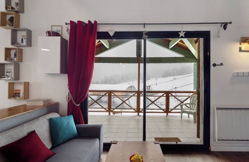 Les Angles Apartment | Apartment 'Roussillon' with Mountain View, Private Terrace and Wi-Fi