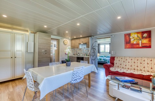 Thezan-les-Beziers Apartment | Apartment 'Top Between Sea and Mountains' with Private Pool, Wi-Fi and Air Conditioning