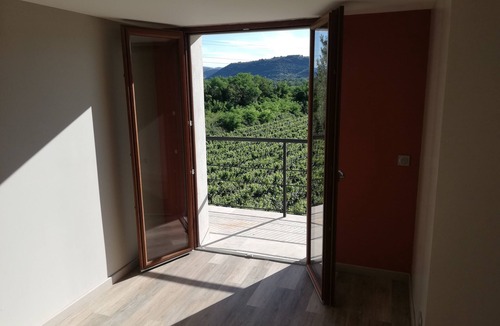 Saint-Sernin Apartment | Apartment with large terrace in the heart of the vineyards. Pets allowed!