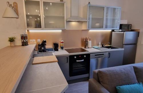 La Roche-Chalais Apartment | Appart climatisé le Rétro Chic - Entièrement rénové en hyper centre - Terrasse et Parking privé