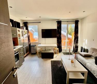Les Brevieres Apartment | Appartement moderne et entièrement rénové en plein cœur du village, chambre séparée, balcon vue montagne, très proche des pistes