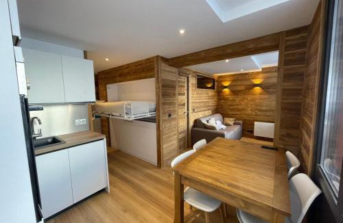 Val Claret Apartment | Appartement rénové avec balcon skis aux pieds à Tignes - FR-1-502-548