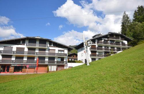 Les Gets Apartment | Appartement spacieux aux Gets, pied des pistes, balcon sud-ouest, 2 chambres, coin cabine, garage, WiFi - FR-1-623-81