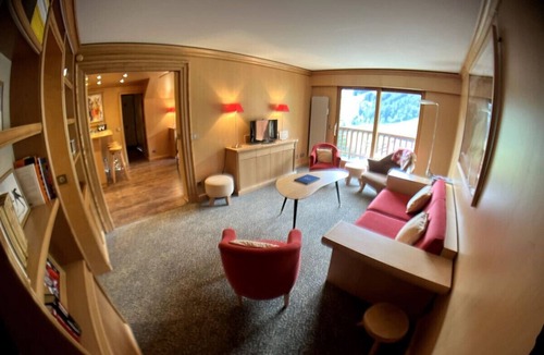 Meribel Centre Apartment | Appt 8p, ski-in, ski-out, parking