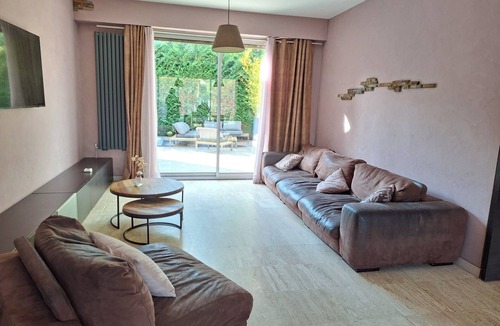 Yerres Villa | Architect-designed villa with a pool, perfect for enjoying quality time with family or friends.