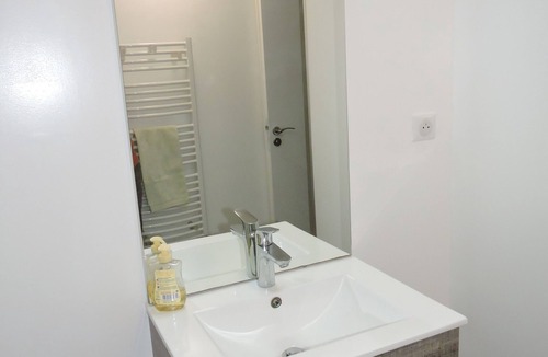 Ars-sur-Formans Apartment | Atypical apartment in the heart of the village of Ars sur Formans, private parking space