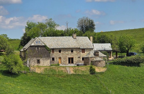 Coubisou House | Authentic Aubrac farmhouse with Jacuzzi. A change of scenery guaranteed!