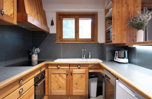 Oz-en-Oisans Ski Chalet | Beautiful 5-star, 6 bedroom 6 bath Ski-in/out Chalet Oz en Oisans-Alpe d'Huez.
