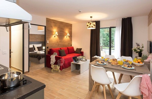Les Tines Apartment | Beautiful apartment for 6 people with pool, hot tub, TV, balcony and parking