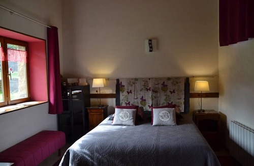 Bourgvilain Bed & Breakfast | Bed and Breakfast 'Chambre D'hôtes La Framboisine' with Shared Terrace and Shared Garden