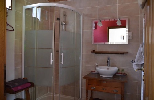 Bourgvilain Bed & Breakfast | Bed and Breakfast 'Chambre D'hôtes La Framboisine' with Shared Terrace and Shared Garden