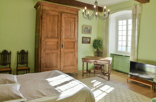 Sermerieu Bed & Breakfast | Bed and Breakfast 'Chambre Chez L'habitant - 2' with Mountain View and Wi-Fi