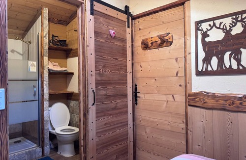 Lafarre Bed & Breakfast | Bed and Breakfast 'Chambre Les Amoureux' with Mountain View, Shared Garden and Wi-Fi