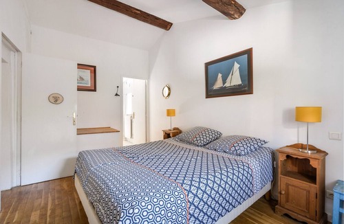 3rd Arrondissement Bed & Breakfast | Bed and Breakfast 'Chambres D'hôtes Les Rosiers' with Shared Pool and Wi-Fi