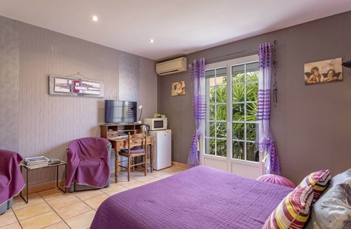 Millas Bed & Breakfast | Bed and Breakfast 'Chez Nicole - Suite Familiale' with Mountain View, Wi-Fi and Air Conditioning