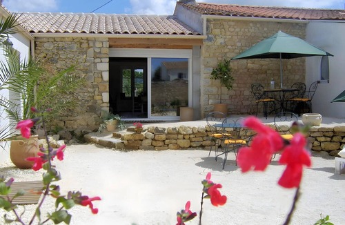 Heirs-Brouage Bed & Breakfast | Bed and Breakfast 'Chambres D'hôtes La Marouette 1' with Shared Terrace and Wi-Fi