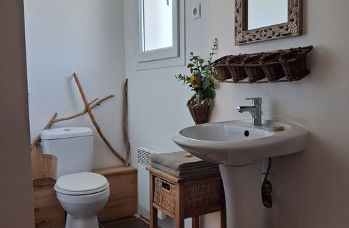 Heirs-Brouage Bed & Breakfast | Bed and Breakfast 'Chambres D'hôtes La Marouette 2' with Shared Terrace and Wi-Fi