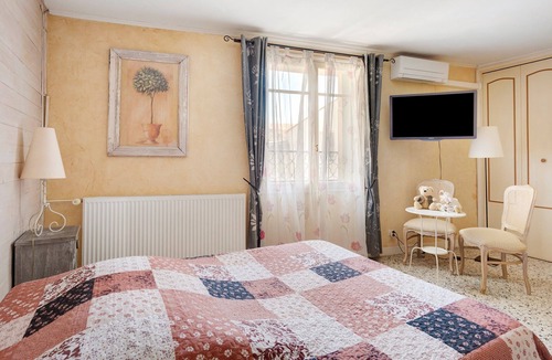 Cruzy Bed & Breakfast | Bed and Breakfast 'Le Clos Mazerolles - Chambre Noiset' with Shared Pool, Wi-Fi and Air Conditioning