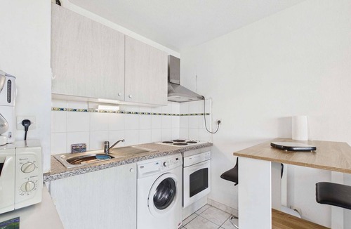 Le Grau-dʼAgde Apartment | Bright 2-Room Apartment with Loggia, 50m from Beach, Shops Nearby