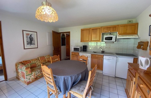 Chatel Apartment | Bright apartment near Linga cable car, balcony and garage