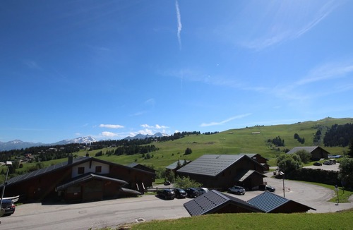 Les Saisies Apartment | Bright cabin studio in Les Saisies, ski-in/ski-out, balcony, 5 sleeps