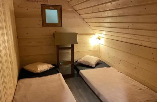 Chezery Forens Ski Chalet | Camping nature 3 étoiles avec piscine - bord de rivière